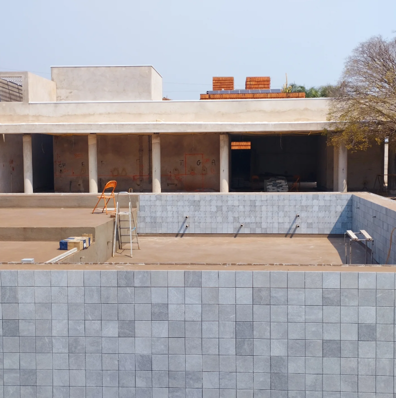 Área de piscina e varanda em obra